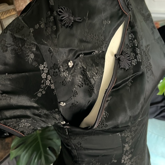 Stunning Brocade Traditional Cheongsam - Picture 4 of 8